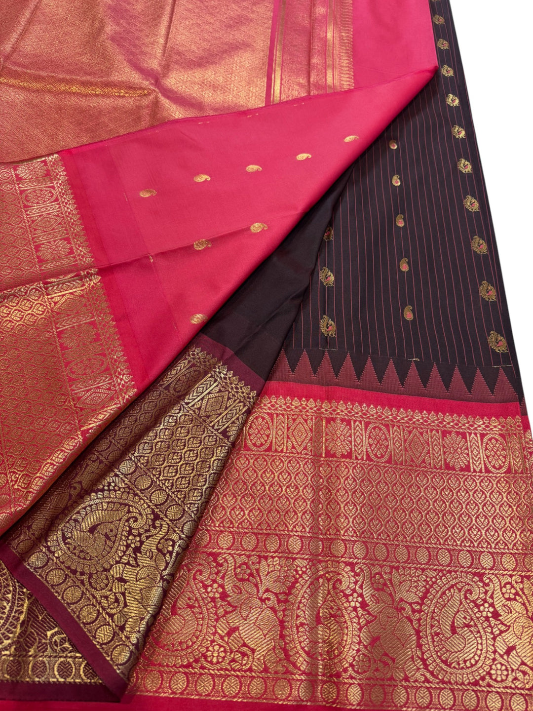 Elegant Semi Gadwal Saree – Black Body with Contrasting Maroon Pallu