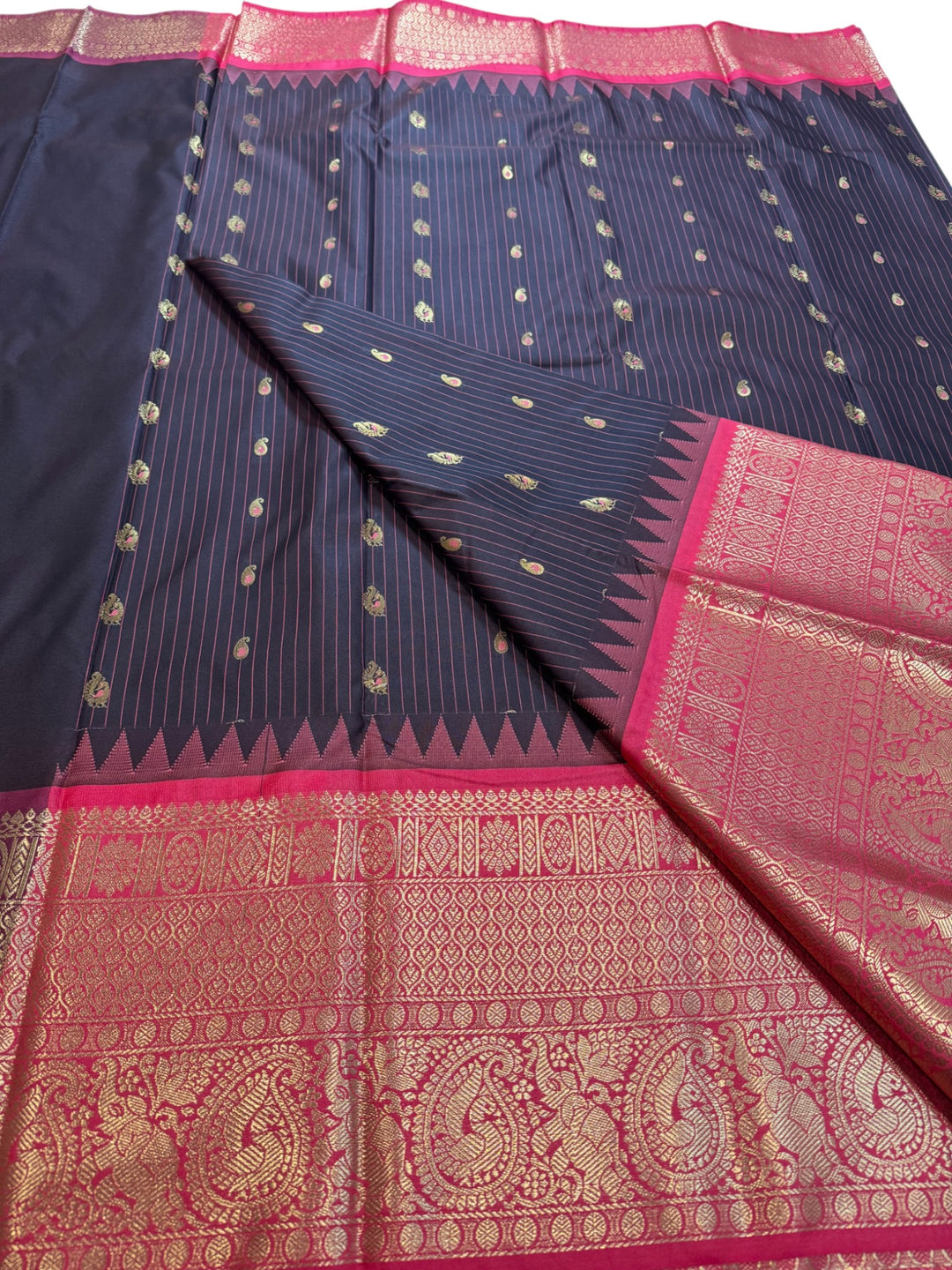 Elegant Semi Gadwal Saree – Black Body with Contrasting Maroon Pallu