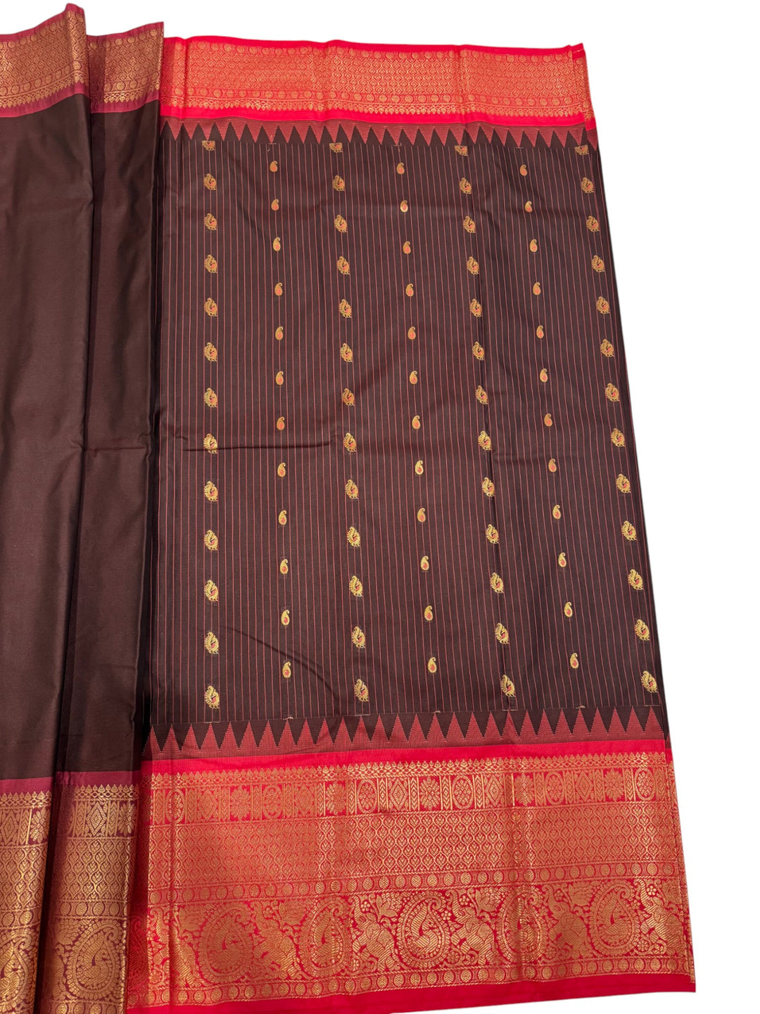 Elegant Semi Gadwal Saree – Black Body with Contrasting Maroon Pallu